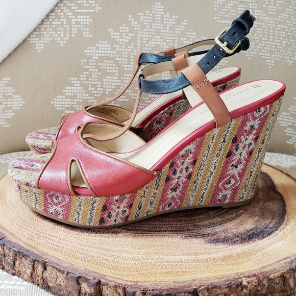 BOHO STYLE WEDGE T-STRAP SANDAL - Picture 2 of 9